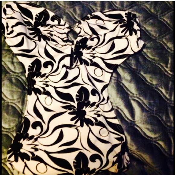 Black and white one piece - Picture 3 of 4